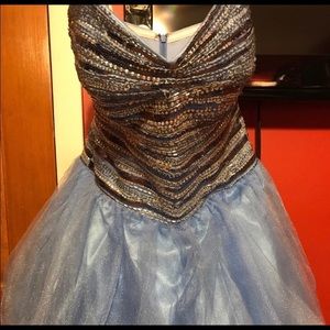 🌸SALE🌸Tony Bowls exquisitely detailed prom dress
